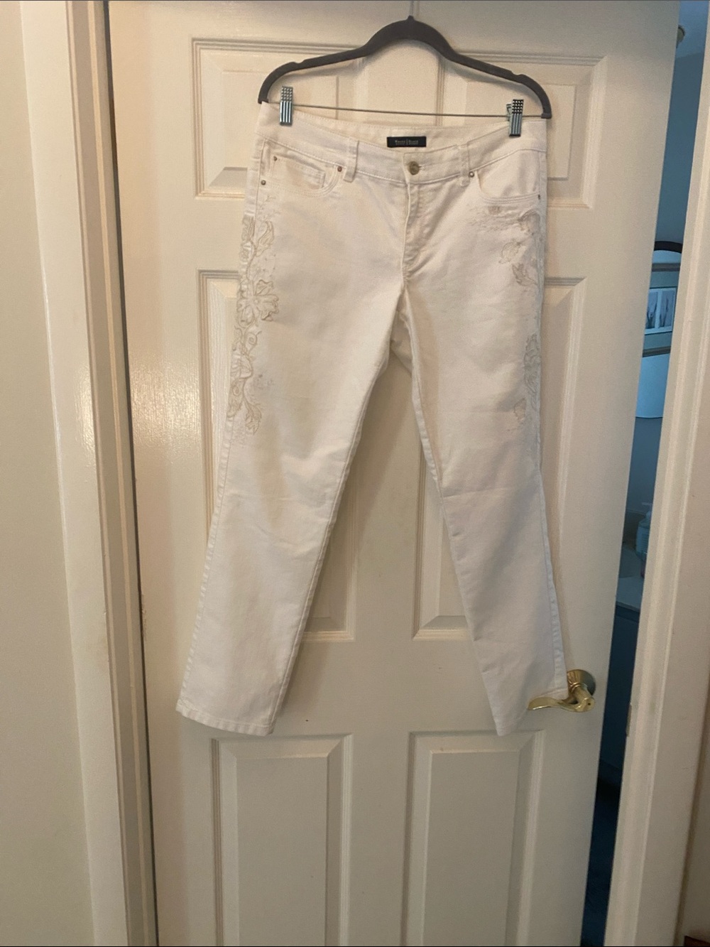 White House Black Market White Straight-Leg Jeans with Floral Embroidery size 8